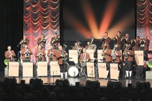 Imposantes Bild, imposante Musik: die Egerländer während des Auftritts in Balingen.  Foto: Edelmann Foto: Schwarzwälder Bote