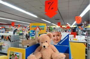 Dieser Teddy im Geschäft von Spielwaren-Strobel schaut traurig. Zum Jahresende schließt das Geschäft. Aktuell versprechen die Prozentzeichen im Geschäft lohnende Rabatte. Foto: Stopper
