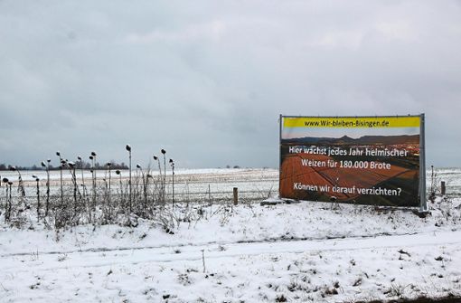 Die Bürgerinitiative wirbt mit Plakaten wie diesem nach wie vor gegen den Flächenverbrauch durch das interkommunale Gewerbegebiet. Foto: Müller