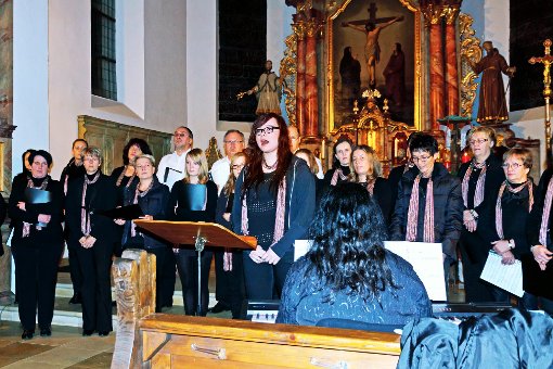 Theresa Gauggel und der Chor Cum Deo eroberten das Publikum mit dem Ave Maria. Foto: Kaul Foto: Schwarzwälder-Bote