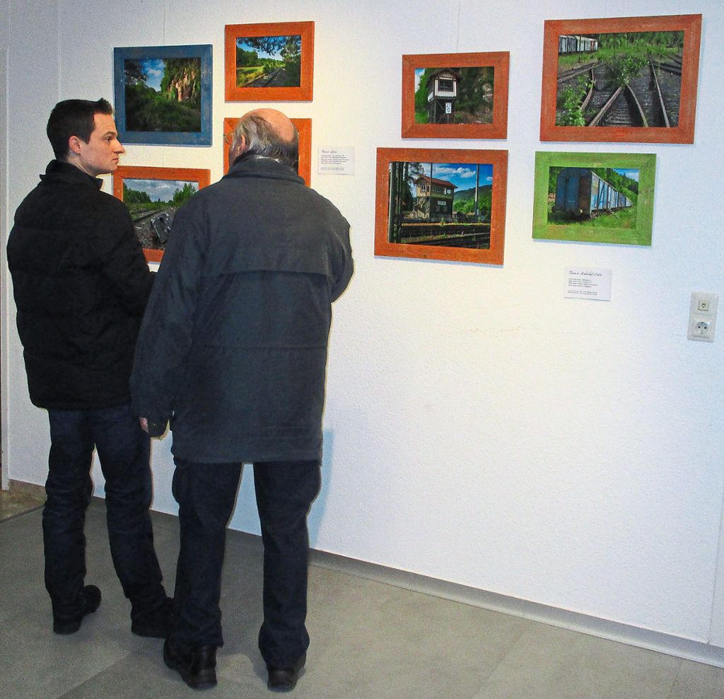 Im Erdgeschoss sind kleinformatige Bilder ausgestellt. Fotos: Schneider