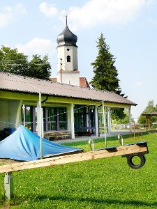Der Roßwangener Kindergarten, dahinter die katholische Kirche: Die Entlassung der Leiterin beschäftigt die Familien. Foto: Schnurr
