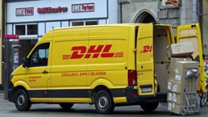 Normalerweise stellt der Paketdienstleister DHL eigenen Angaben zufolge nur etwa 6,3 Millionen Pakete pro Tag zu. Foto: Martin Schutt/dpa