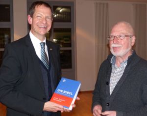Holger Winterholer (links)  mit Franz Schiegl beim Vortrag über die neue Einheitsübersetzung der Bibel. Foto: Bechtle Foto: Schwarzwälder Bote