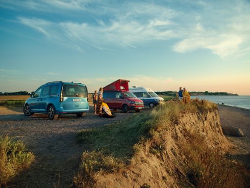 Freunde für die Freizeit: Aber es muss nicht immer gleich ein Campingbus sein, auch kleinere Hochdachkombis (links) können in Voll- oder Teilzeit als Mini-Wohnmobil dienen.  Foto: Volkswagen Nutzfahrzeuge/dpa-tmn