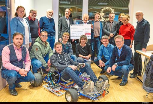 Im Rahmen der Mitgliederversammlung des JFZ präsentiert Mats Raaf die von ihm entwickelte und gefertigte  Batterie für ein elektrisch angetriebenes Go-Kart.  Foto: Fritsch