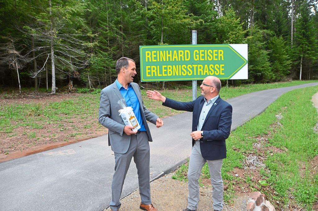 Einen besonderen Gag hatte  sich Bürgermeister Christoph Enderle (rechts) einfallen lassen. Als Dank für die gute Zusammenarbeit mit dem Landratsamt und dem Straßenbauamt  enthüllte Enderle für den Ersten Landesbeamten Reinhard Geiser unter großem Beifall ein Erinnerungsschild.