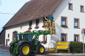 Beim Fähnle aufhängen in Schabenhausen waren viele fleißige Hände und auch ein Traktor im Einsatz.          Foto: Bantle Foto: Schwarzwälder Bote