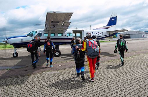 Lahrer Fallschirmspringer auf dem hiesigen Flugplatz: Ein junges Vereinsmitglied ist am Wochenende bei einem Sprung in Schwenningen tödlich verunglückt. Foto: Breuer (Archiv)
