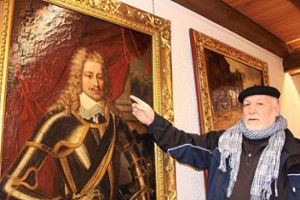 Peter Pfaff vom Kulturförderverein zeigt auf ein Gemälde eines Freiherren von Schellenberg. Das Werk stammt aus dem 17. Jahrhundert. Die Farbe hält bereits nicht mehr auf der Leinwand und bildet kleine Schüsseln. Foto: Simon