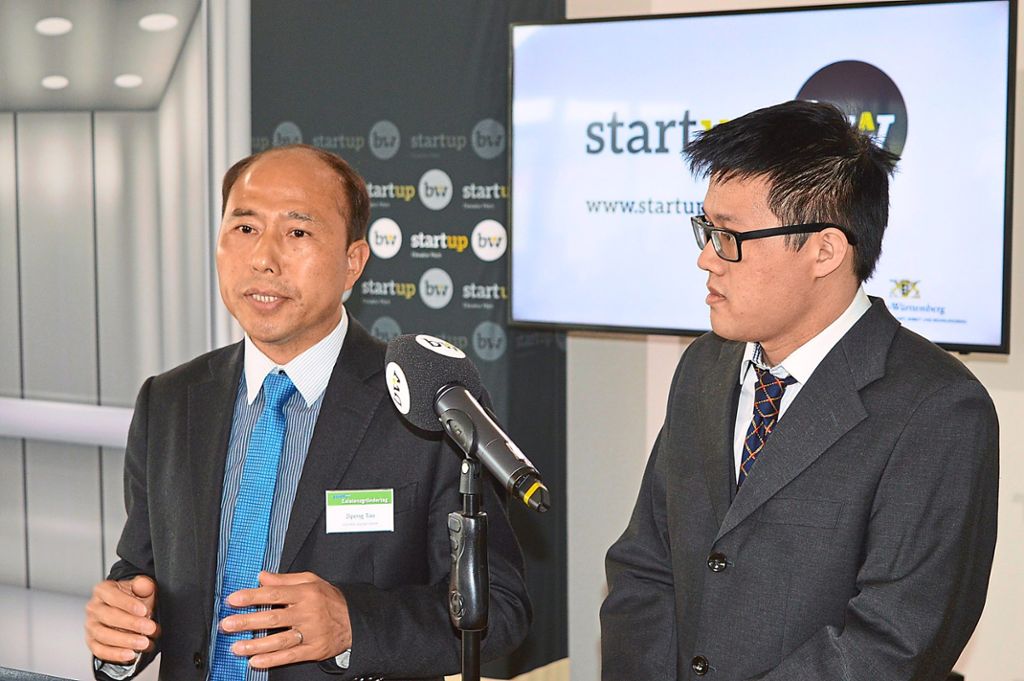 Firmenchef Zipeng Tao (links) wirbt für wirtschaftliche Zusammenarbeit mit seiner Heimatstadt Suzhow.