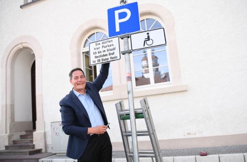 Dieter Henle (parteilos), Oberbürgermeister der Stadt Giengen an der Brenz, steht vor seinem Dienstparkplatz. Foto: dpa/Marius Bulling