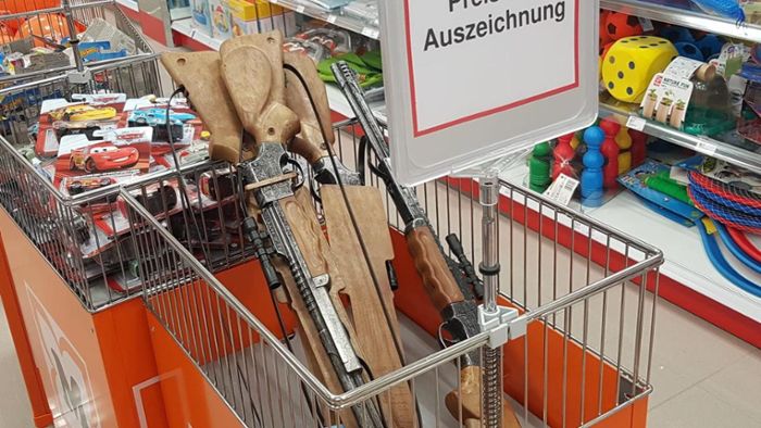 Ärger über Waffen bei Müller in der  Spielzeugabteilung