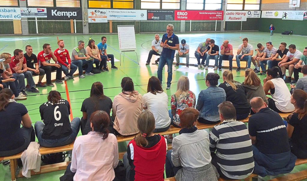 Der Workshop der HSG Rottweil in der Doppelsporthalle stieß auf großes Interesse. Foto: Peiker Foto: Schwarzwälder Bote