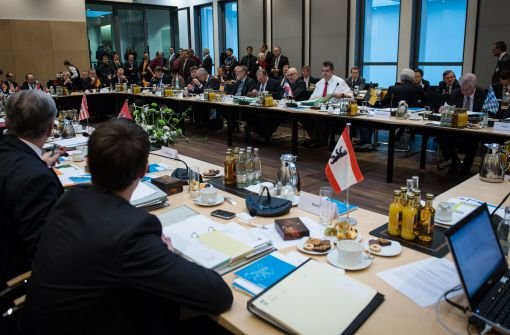 Die Ministerpräsidenten sprachen sich am Donnerstag bei einem Treffen in Berlin dafür aus, ein neues Verbotsverfahren gegen die rechtsextreme Partei einzuleiten. Foto: dapd