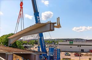 Im Juni des vergangenen Jahres ist die erste Hälfte der Brücke eingebaut worden – nun folgt der zweite Teil. Damit wäre die  Brücke zwischen Böblingen und Dagersheim über die A81 fertiggestellt. Foto: Drofitsch/Eibner