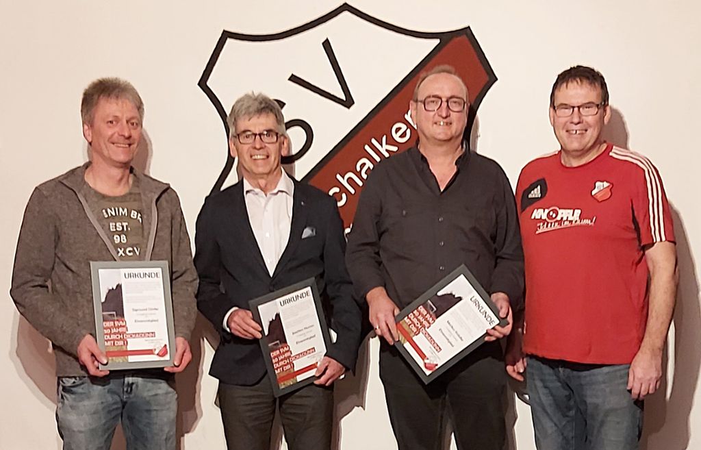 Neue Ehrenmitglieder sind Sigmund Dörfer (von links), Joachim Humm und Markus Knödler. Vorstandssprecher Hans Danner gratuliert .