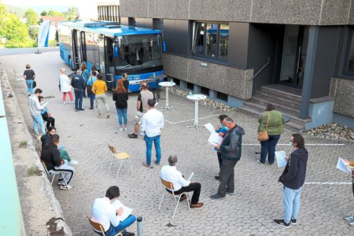 Sehr gut angenommen wird das Angebot des Impfbusses, der bei der Einkaufsnacht in Schonach Station macht. Foto: Fotos: Kommert