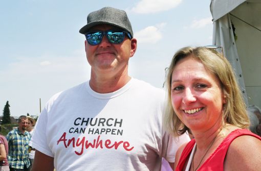 „Kirche kann überall passieren“ sagt dieses T-Shirt eines Besuchers beim Zeltfestival „Gut Trauf“. Auf dem Lerchenfeld ist sie passiert – und hat sich von ihrer besten Seite gezeigt. Foto: Karina Eyrich