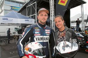Kevin Wahr  freut sich mit seiner Frau Sonja über den zweiten Platz beim Saisonfinale in Hockenheim.   Foto: Sonnick