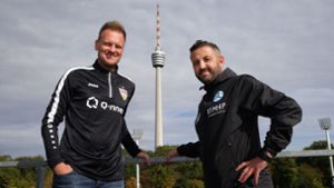 Trainer-Austausch  vor dem Derby unterm Fernsehturm: Markus Fiedler (VfB II) und Mustafa Ünal (Kickers/re.) Foto: Baumann/Hansjürgen Britsch