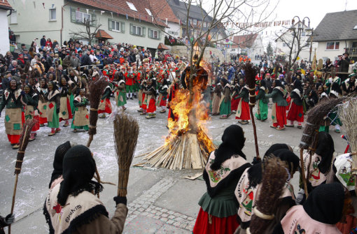 Lichterloh brannte es am Wochenende in Obernheim beim Hexenprozess. Foto: Eyrich