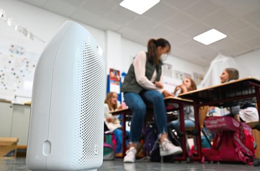 Sollen die Luftfilter in den Klassenzimmern trotz Energiekrise weiter laufen? Diese Frage stellt sich jetzt. Foto: Arne Dedert/dpa
