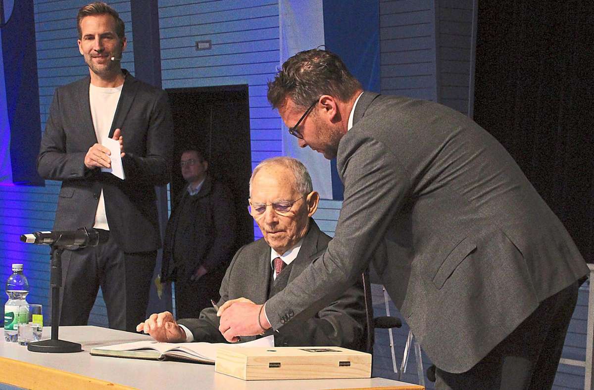 Beim Neurieder Neujahrsempfang, moderiert von Stefan Mayer (von links), trug sich Wolfgang Schäuble ins Goldene Buch der Stadt ein. Bürgermeister Tobias Uhrich appellierte zu Mut und zu einer offenen Kommunikation.