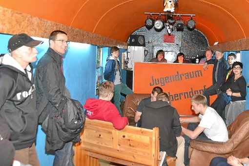 Der Ortschaftsrat stattet dem Eisenbahnwaggon einen Besuch ab. Foto: Schwarzwälder-Bote