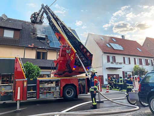 Mit der Drehleiter im Einsatz: Die Feuerwehren aus Balingen, Bisingen und Grosselfingen löschen den Brand, dem eine Explosion vorausgegangen war. Foto: Dick