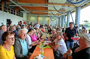 Die Altdorfer Feuerwehr freute sich bei ihrem Meerrettichfest über volle Sitzbänke. Foto: Decoux