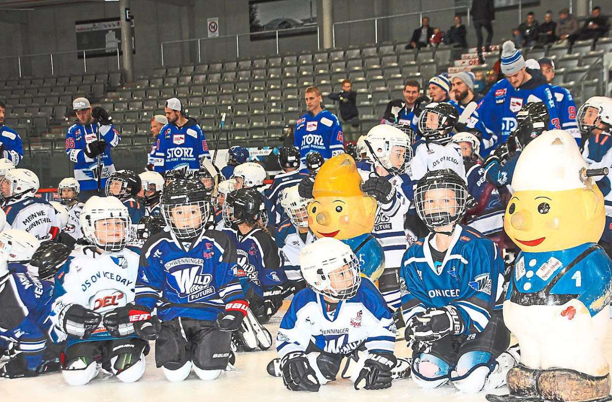 Helios-Arena Schwenningen: Kinder machen bei Kids on Ice erste