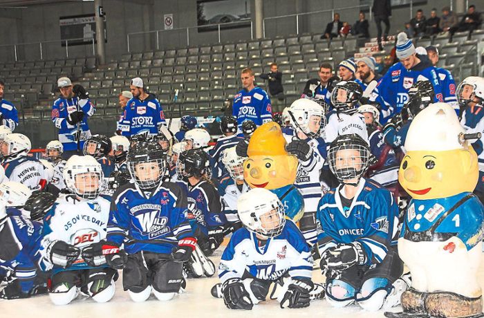 Helios-Arena Schwenningen: Kinder machen bei Kids on Ice erste Erfahrungen auf den Kufen