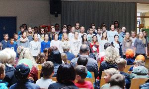 Mit einem schwungvollen Lied werden die neuen Fünftklässler in der Eschachschule von den Sechstklässlern begrüßt. Foto: Maier Foto: Schwarzwälder-Bote