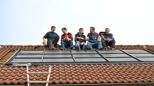 Fußballer erwärmen sich für eine Solaranlage