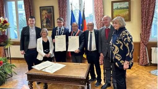 Vertreter der Stadt Burladingen bei der Unterzeichnung der Partnerschaftsurkunden in Frankreich Foto: Stadt Burladingen