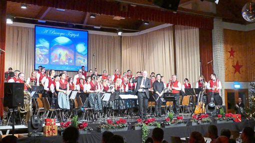 Die Fischerbacher Musik- und Trachtenkapelle gab ihrem Jahreskonzert eine rockige Note.  Foto: Dorn