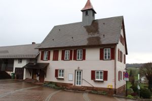 Vorgesehener Standort des Coworking Space –  links neben der Ortsverwaltung –  ist das Dachgeschoss des alten Kindergartens in Ettmannsweiler.  Foto: Köncke