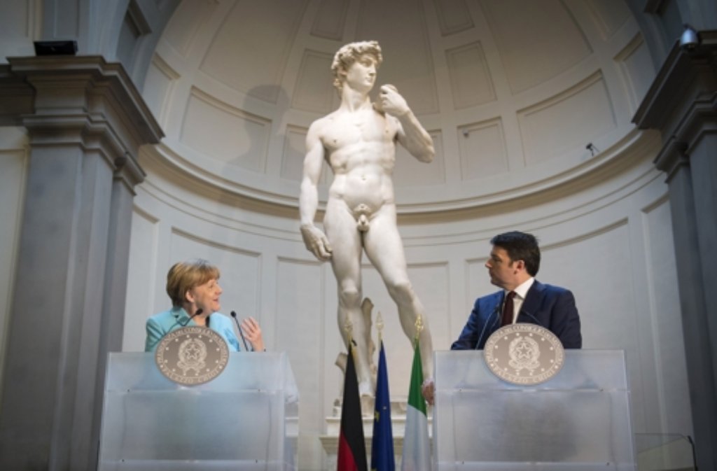 Bundeskanzlerin Angela Merkel und der italienische Regierungschef Matteo Renziunter Michelangelos David-Statue in der Galleria dell’Accademia in Florenz.