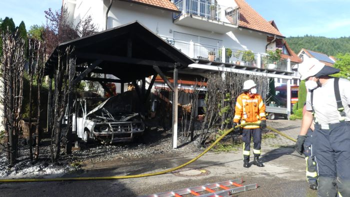 Carport und Auto geraten in Brand