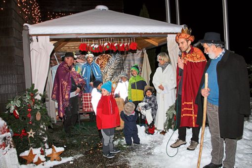 Alle Darsteller des Krippenspiels versammeln sich zum Abschluss im Stall von Bethlehem vor der Krippe, um ein Weihnachtslied zu singen.   Foto: Kienzler Foto: Schwarzwälder Bote