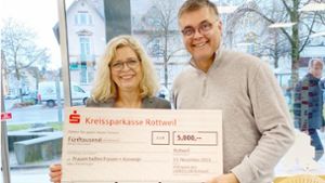 Lions-Präsident Eckart Sailer überreicht Petra Wagner, Vorstandsmitglied von FhF+AUSWEGE, den Spendenscheck in Höhe von 5000 Euro. Foto: Siegmeier