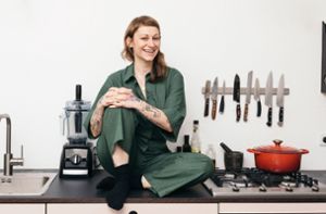 Sophia Hoffmann an ihrem Lieblingsplatz: der Küche. Ihre besten Tipps, Tricks und Rezepte finden Sie in unserer Bildergalerie. Foto: Annabell Sievert Photography