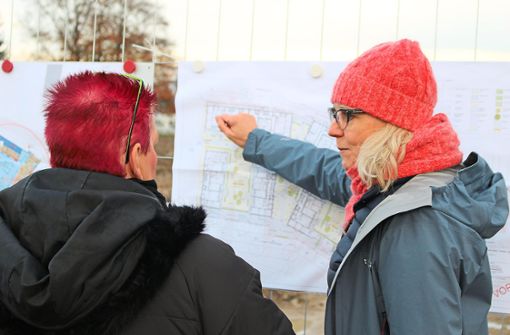 Projektleiterin Tanja Stiefel (rechts) erklärt Anwohnerin Renate Benz, wie das neue Hans-Thoma-Areal in Donaueschingen genau aufgebaut sein wird. Geplant sind sechs neue Gebäude mit insgesamt 88 Wohnungen. Foto: Guy Simon