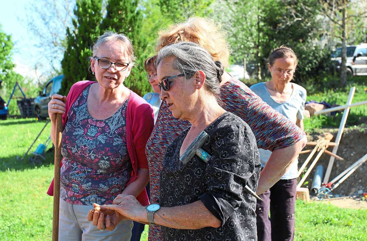 Gärtnern ist ihre Leidenschaft: Den Mitgliedern des Gartenbauvereins Dornstetten und Umgebung und deren Gästen erklärte Walburga Schillinger, wie man es richtig macht. Foto: Sannert