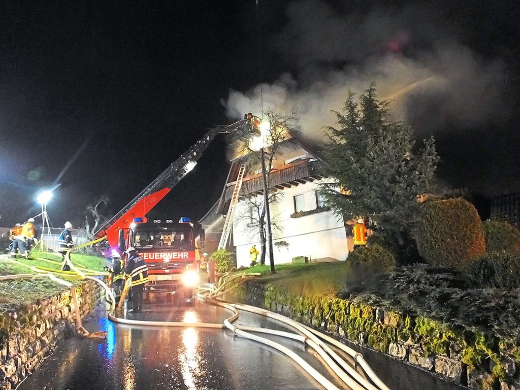 Der Dachstuhlbrand forderte den vollen Einsatz von insgesamt etwa 150 Feuerwehrleuten.