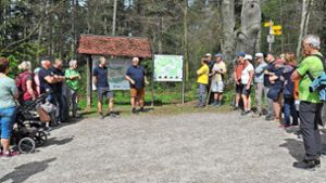 Zahlreiche Wanderfreunde trafen sich am Deißlinger Buchwald zur Einweihung des Jubiläumsweg Foto: Reinhardt