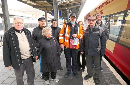 Eine Delegation des Villinger Eisenbahn-Clubs überreicht Triebfahrzeugführer Axel Gnauck vom Zweckverband Ringzug stellvertretend für alle Eisenbahndiensthabenden ein kleines Weihnachtspräsent. Foto: Klatt