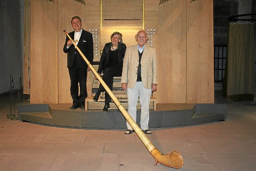 Vor der Alpirsbacher Orgelskuptur (von links):Armin Rosin, Hildegund Treiber und der Komponist Siegmund Schmidt Foto: Adrian Foto: Schwarzwälder-Bote