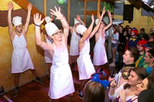 Die Ministranten tanzen als Köche verkleidet. Foto: Andreae Foto: Schwarzwälder Bote